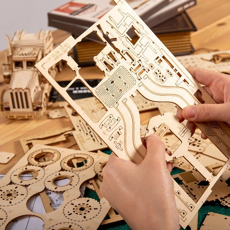 🏎️ Puzzle 3D in Legno – Auto da Corsa da Assemblare (Scala 1:18)